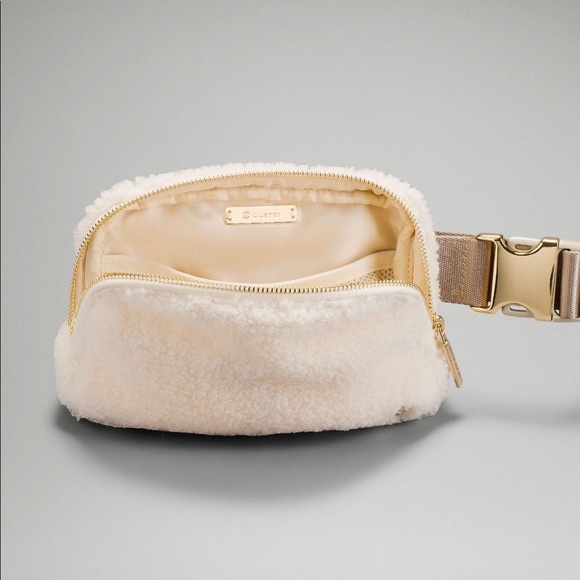 Lululemon everywhere belt fleece bag no longer sold in white - Picture 3 of 5